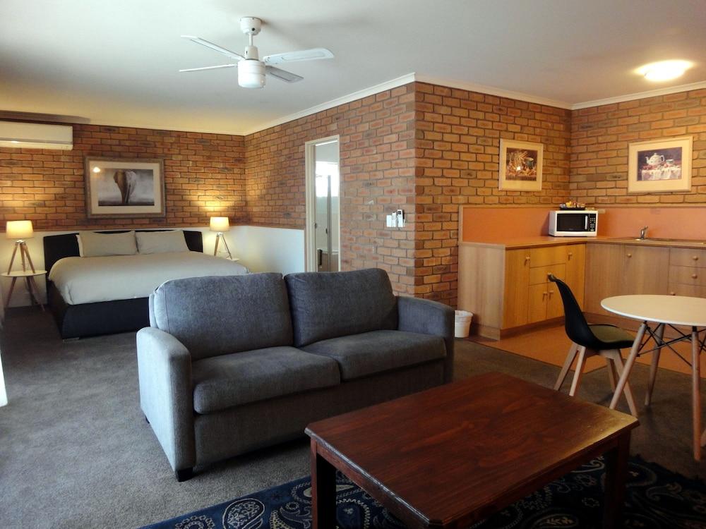 Summerhill Motor Inn (Adults Only) Меримбула Екстериор снимка