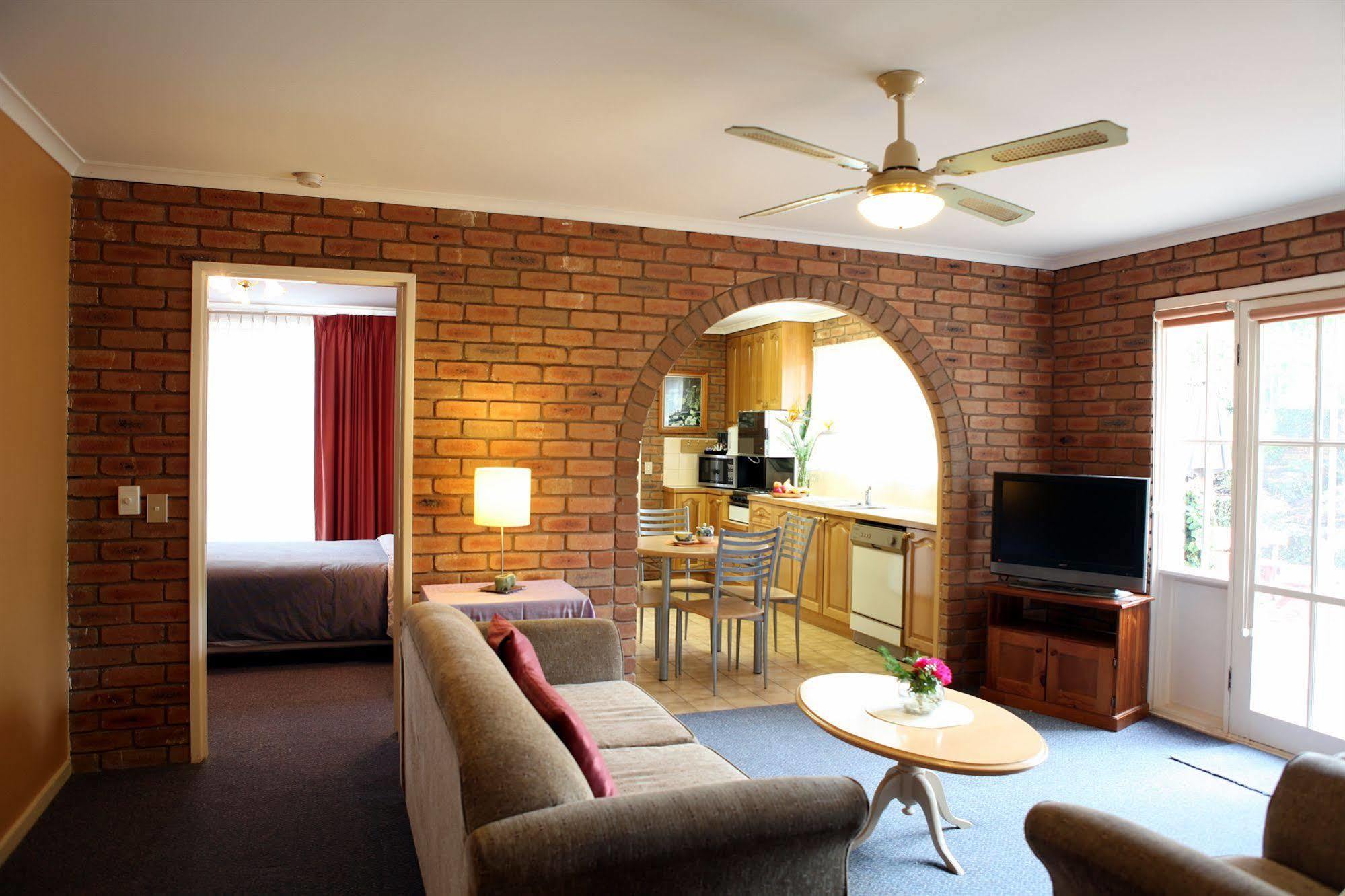 Summerhill Motor Inn (Adults Only) Меримбула Екстериор снимка